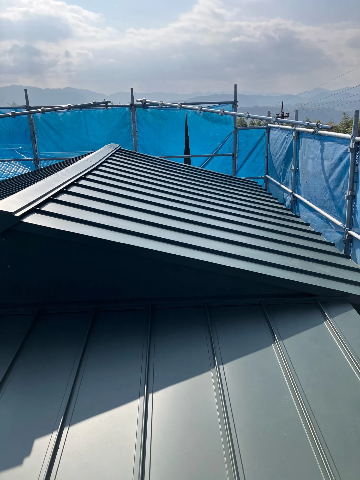 由布市　N様邸　屋根葺き替え板金工事（カラーベスト部カバー工事）/破風板板金巻き