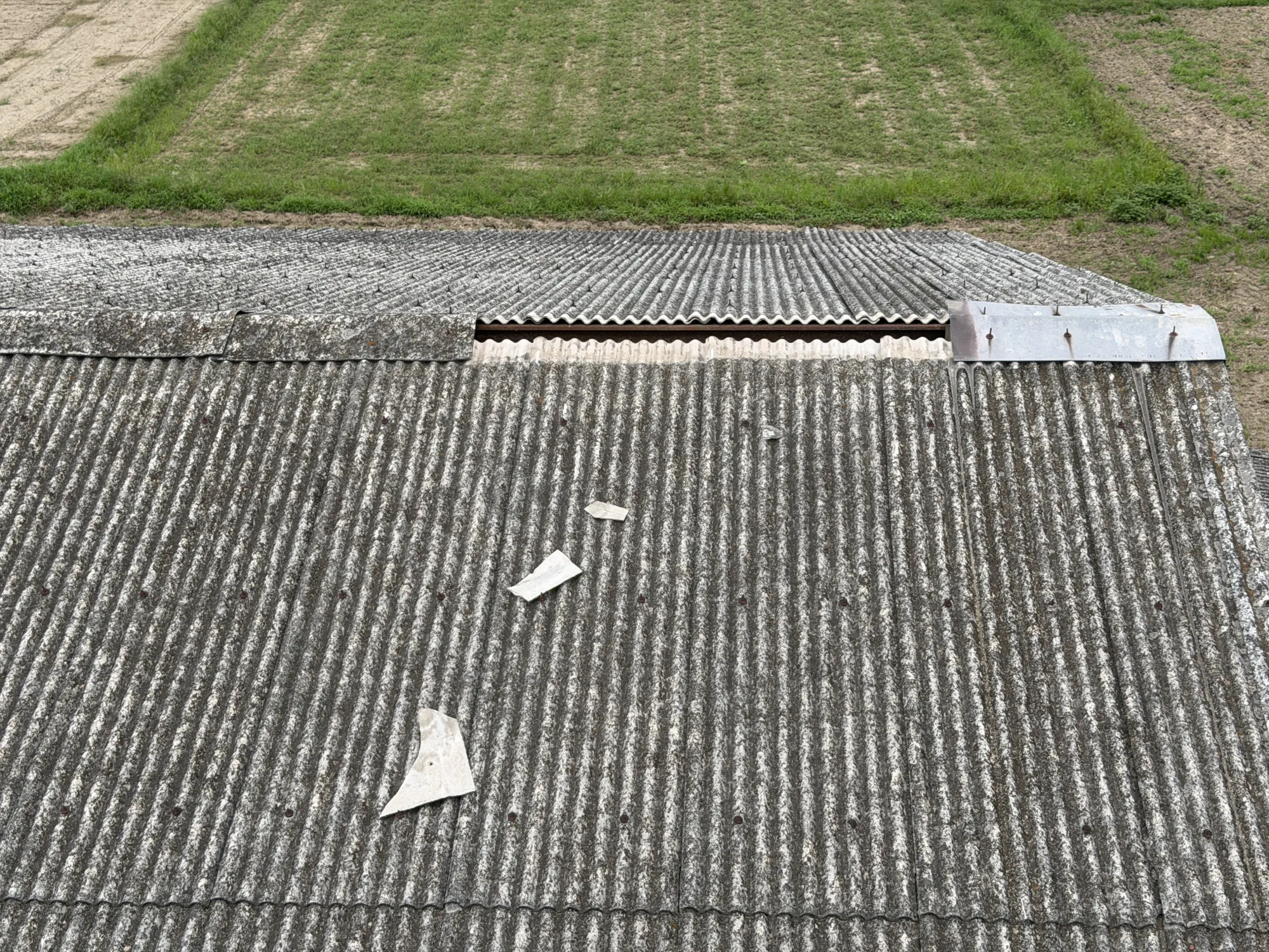 八千代町で工場スレート屋根の台風被害調査。高所作業車での「保険申請用撮影」と、修繕に「足場」が必要な理由