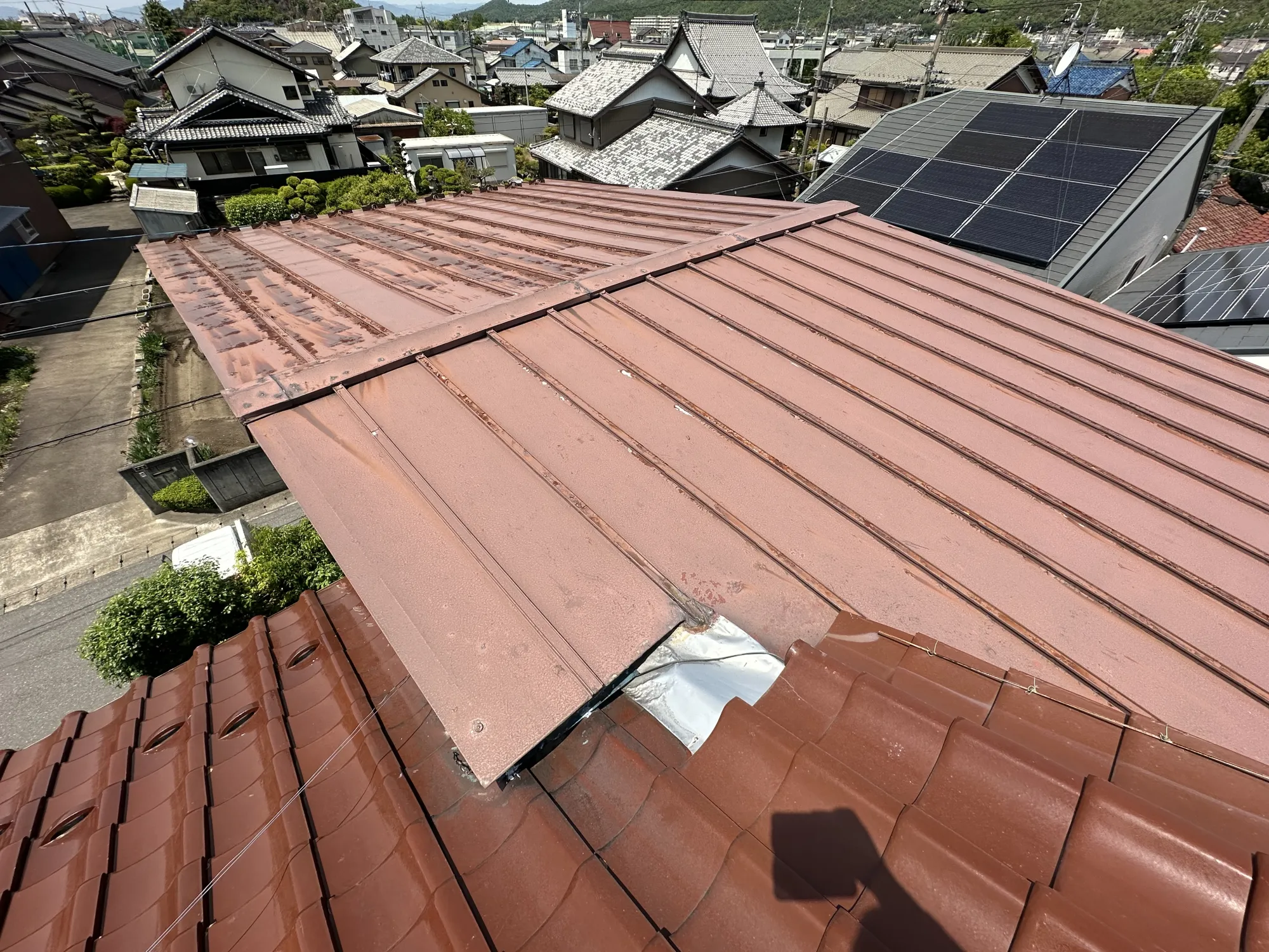 2026年8月施工　【岐阜市長森】築40年　屋根カバー工法　あまどい交換　破風板金巻き